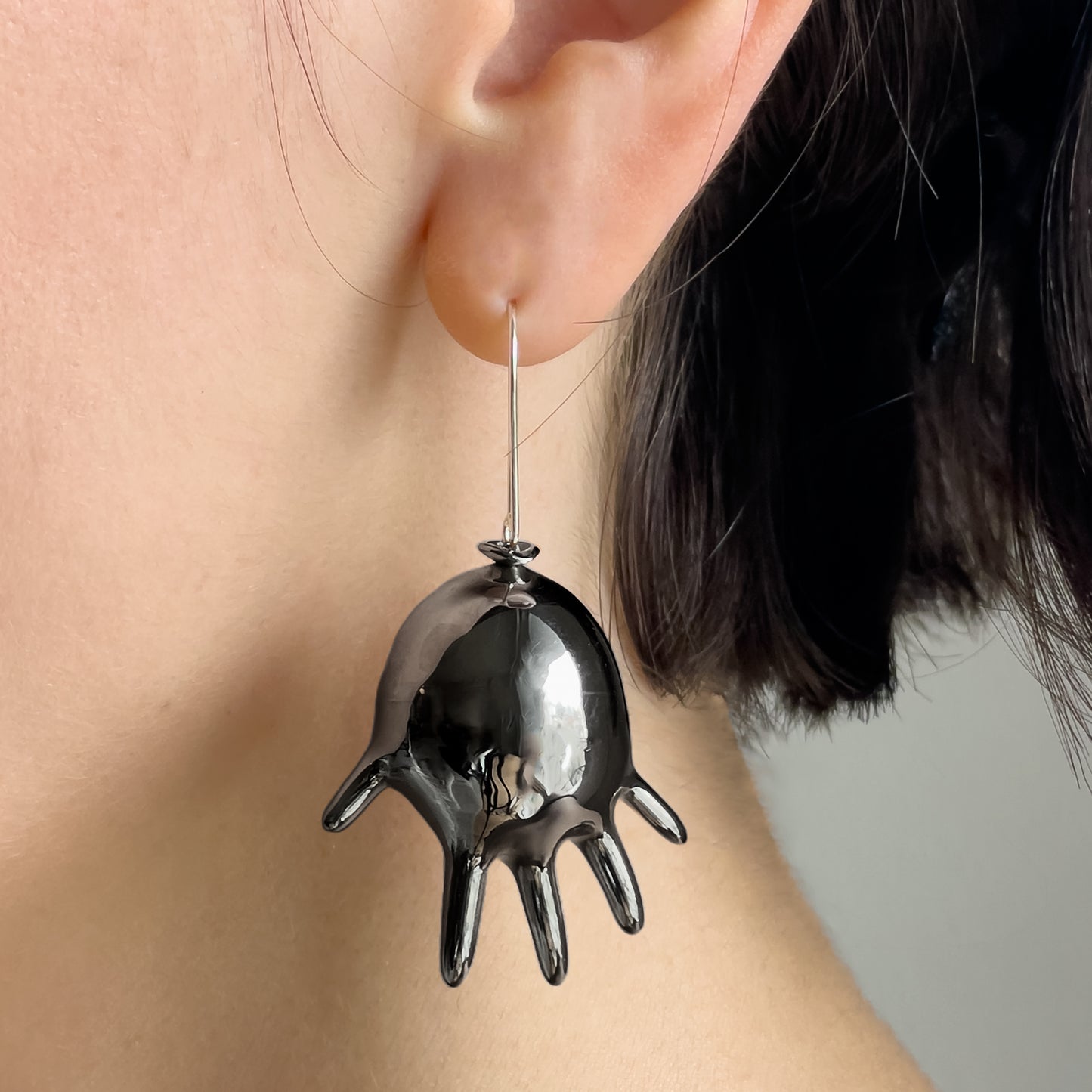 GLOVE BALLOON SINGLE EARRING