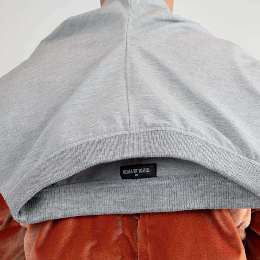 LIFT SHAWL, close-up of the back: rib-knit waistband and black leather "EDNA ST LOUIS" logo tag